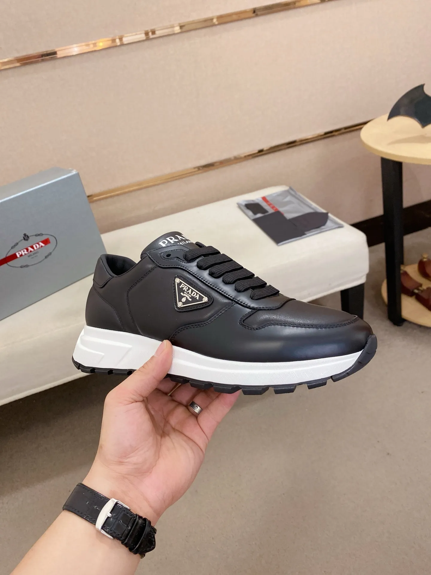 Factory price 540💰 ✔️✔️✔️High version High-quality new PRADA counters are on the market at the same time. The new men's shoes and 😘fabrics are selected from imported first-layer cowhide and are made by pure handcrafts. Lining: Full cowhide lining. 👍🏿 High-end ☄️ air-cushion molded anti-slip rubber outsole, exquisite lines, simple and elegant, comfortable and high-end for leisure travel. Code number: 38 to 44